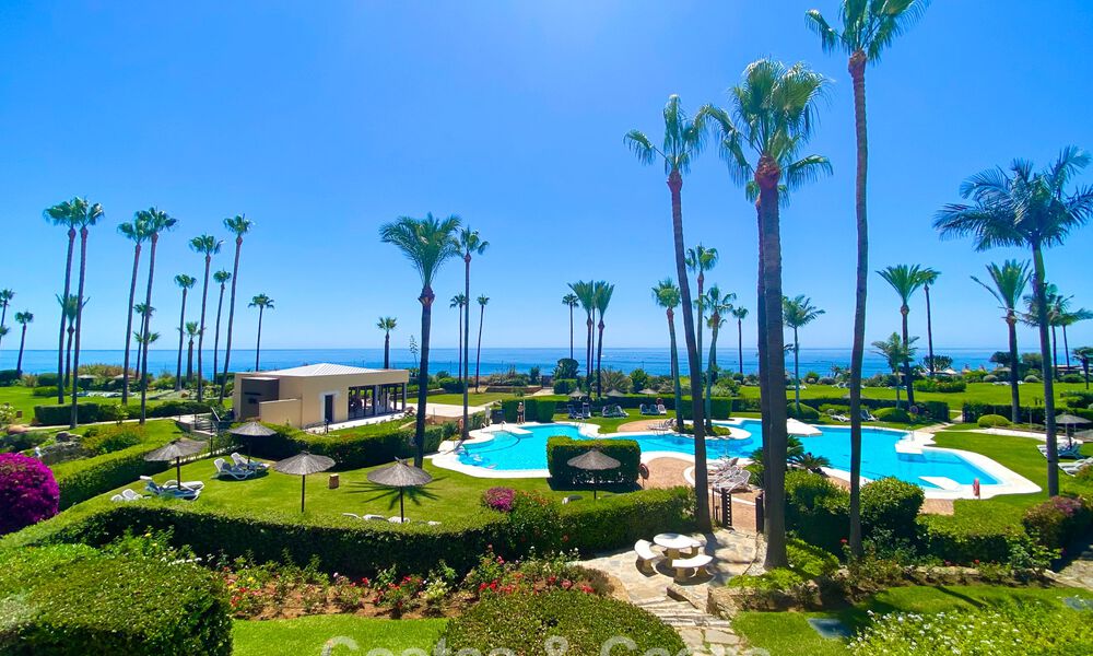 Apartamento en primera línea de playa con vistas panorámicas al mar en venta en la New Golden Mile, Marbella - Estepona 802513