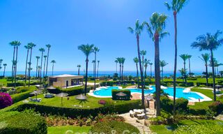 Apartamento en primera línea de playa con vistas panorámicas al mar en venta en la New Golden Mile, Marbella - Estepona 802513 