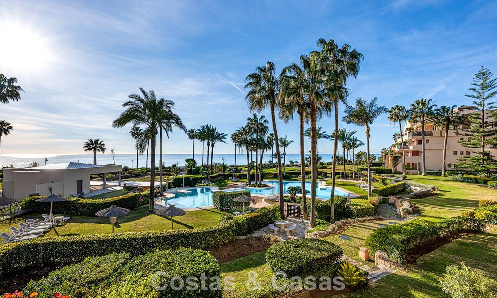 Apartamento en primera línea de playa con vistas panorámicas al mar en venta en la New Golden Mile, Marbella - Estepona 802520