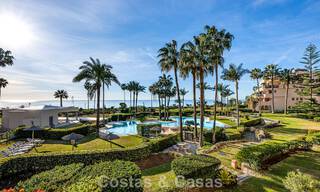 Apartamento en primera línea de playa con vistas panorámicas al mar en venta en la New Golden Mile, Marbella - Estepona 802520 