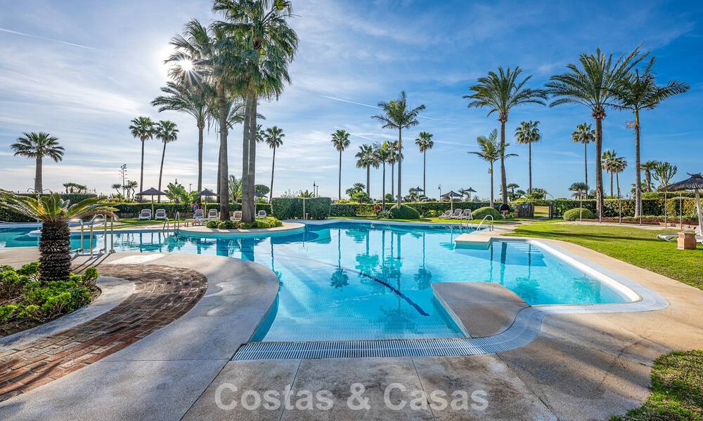 Apartamento en primera línea de playa con vistas panorámicas al mar en venta en la New Golden Mile, Marbella - Estepona 802521
