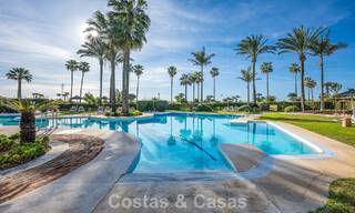 Apartamento en primera línea de playa con vistas panorámicas al mar en venta en la New Golden Mile, Marbella - Estepona 802521 