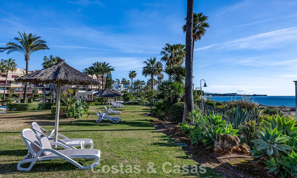Apartamento en primera línea de playa con vistas panorámicas al mar en venta en la New Golden Mile, Marbella - Estepona 802522