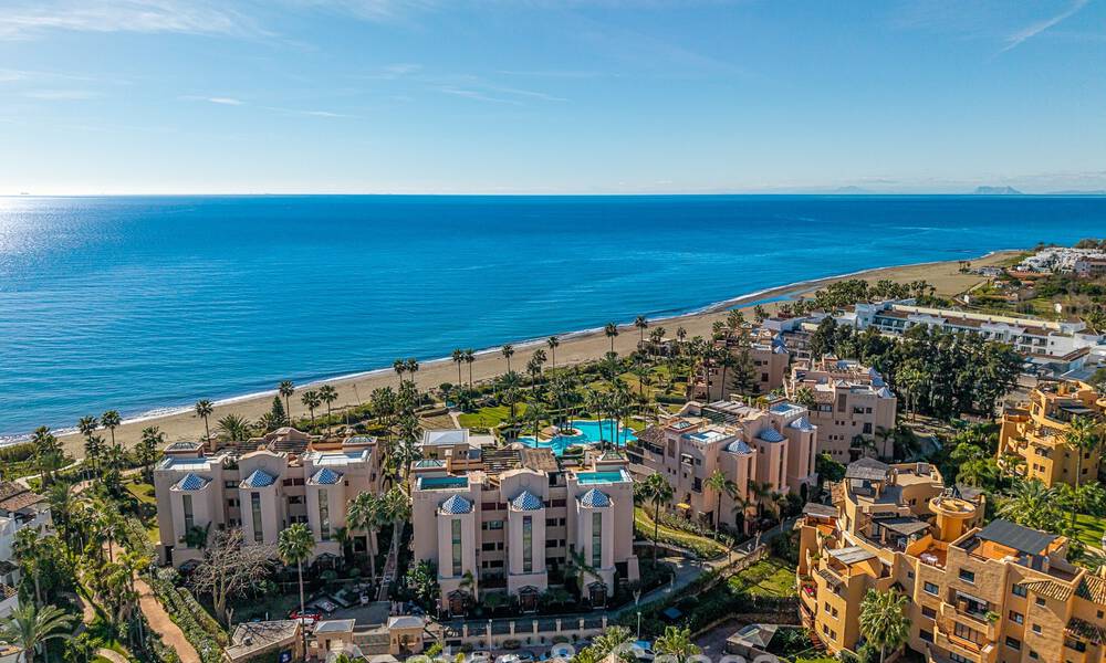 Apartamento en primera línea de playa con vistas panorámicas al mar en venta en la New Golden Mile, Marbella - Estepona 802523