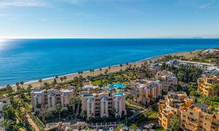 Apartamento en primera línea de playa con vistas panorámicas al mar en venta en la New Golden Mile, Marbella - Estepona 802523 