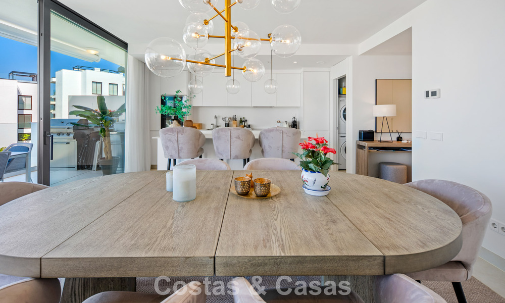 Apartamento contemporáneo en venta en un innovador complejo lifestyle en Fuengirola, Costa del Sol 802527