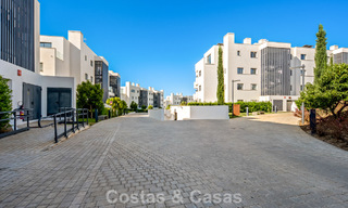 Apartamento contemporáneo en venta en un innovador complejo lifestyle en Fuengirola, Costa del Sol 802530 