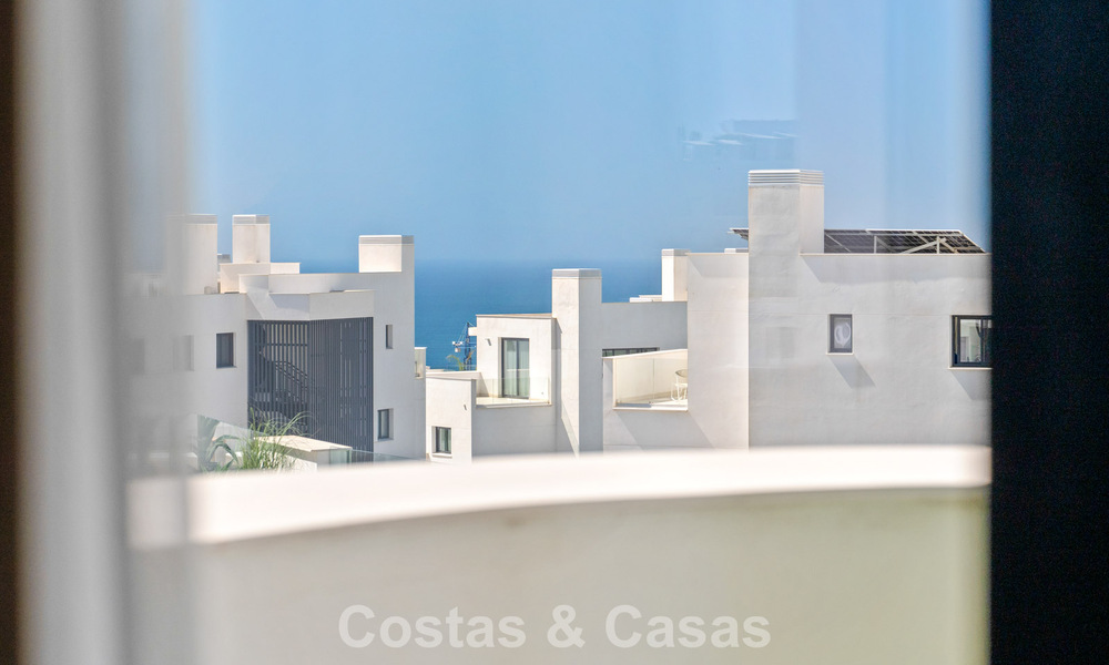 Apartamento contemporáneo en venta en un innovador complejo lifestyle en Fuengirola, Costa del Sol 802552