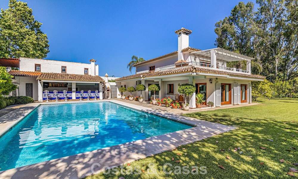 Villa a pocos pasos de la playa en venta en la exclusiva Nueva Milla de Oro entre Marbella y Estepona 802562