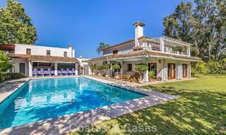 Villa a pocos pasos de la playa en venta en la exclusiva Nueva Milla de Oro entre Marbella y Estepona 802562 