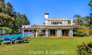 Villa a pocos pasos de la playa en venta en la exclusiva Nueva Milla de Oro entre Marbella y Estepona 802563 