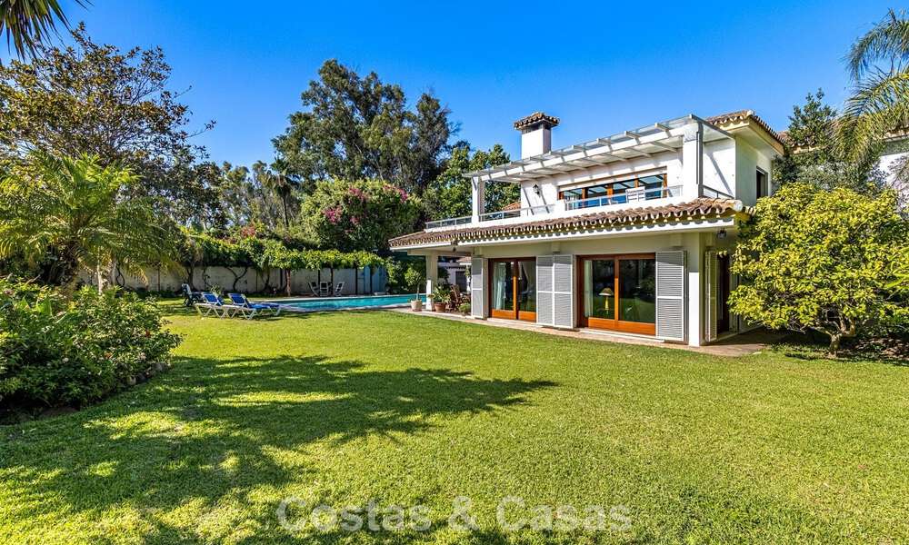 Villa a pocos pasos de la playa en venta en la exclusiva Nueva Milla de Oro entre Marbella y Estepona 802564