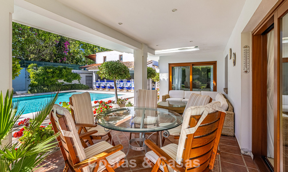 Villa a pocos pasos de la playa en venta en la exclusiva Nueva Milla de Oro entre Marbella y Estepona 802565