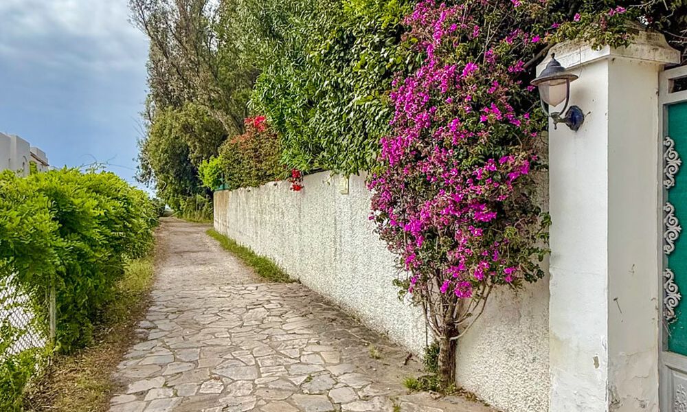Villa a pocos pasos de la playa en venta en la exclusiva Nueva Milla de Oro entre Marbella y Estepona 802566