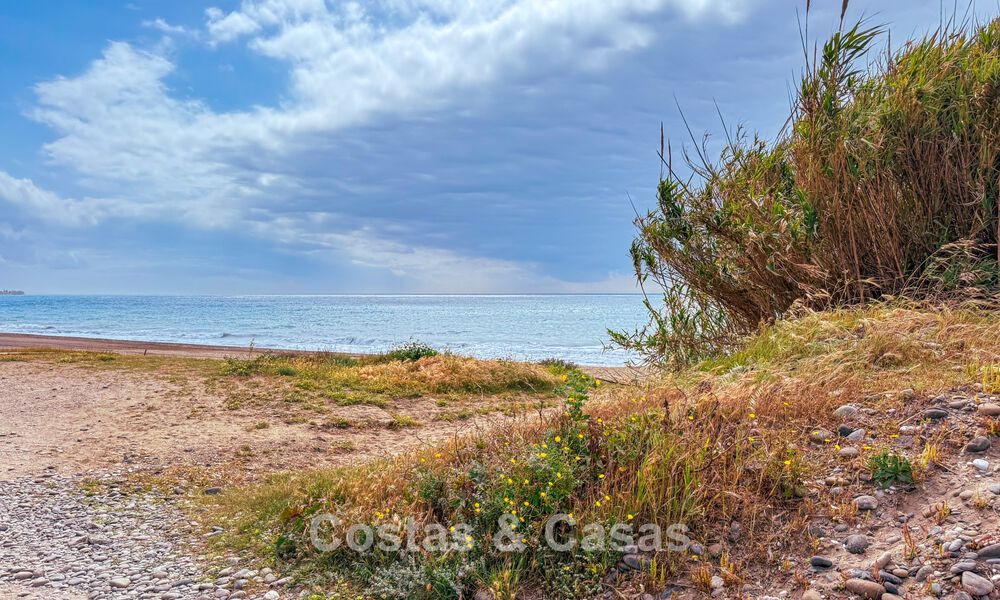 Villa a pocos pasos de la playa en venta en la exclusiva Nueva Milla de Oro entre Marbella y Estepona 802568