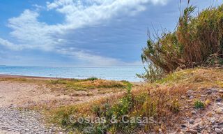 Villa a pocos pasos de la playa en venta en la exclusiva Nueva Milla de Oro entre Marbella y Estepona 802568 