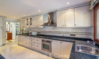 Villa a pocos pasos de la playa en venta en la exclusiva Nueva Milla de Oro entre Marbella y Estepona 802571 