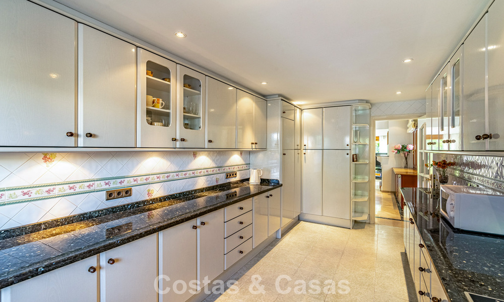 Villa a pocos pasos de la playa en venta en la exclusiva Nueva Milla de Oro entre Marbella y Estepona 802572