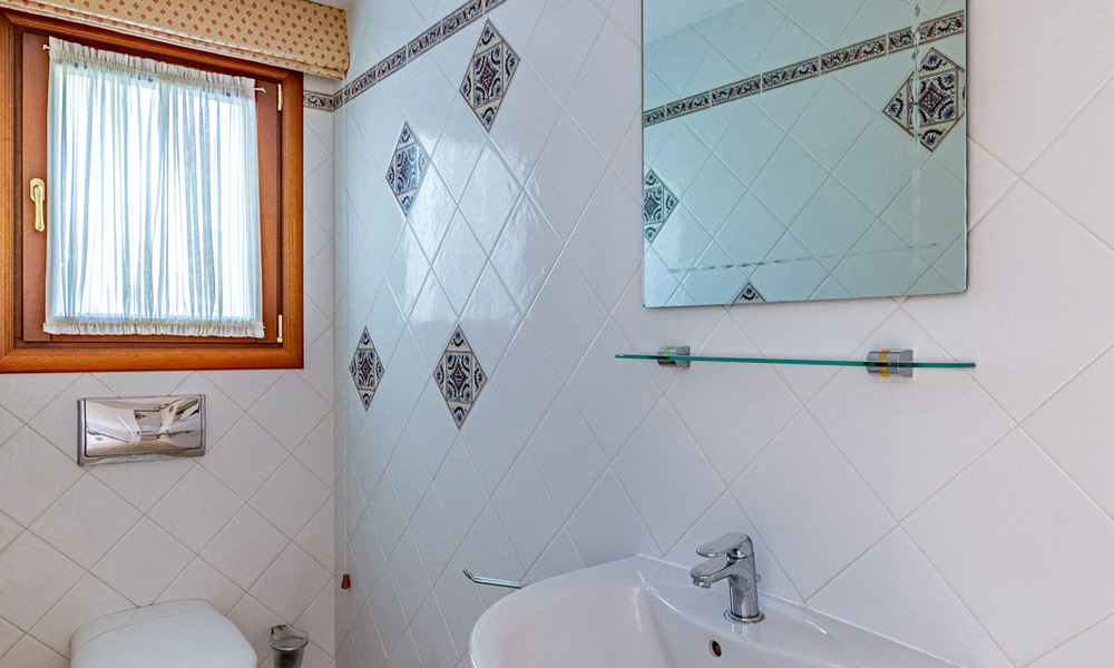 Villa a pocos pasos de la playa en venta en la exclusiva Nueva Milla de Oro entre Marbella y Estepona 802573