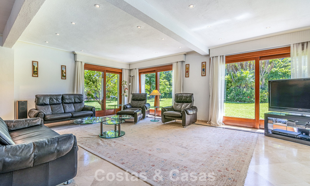 Villa a pocos pasos de la playa en venta en la exclusiva Nueva Milla de Oro entre Marbella y Estepona 802575