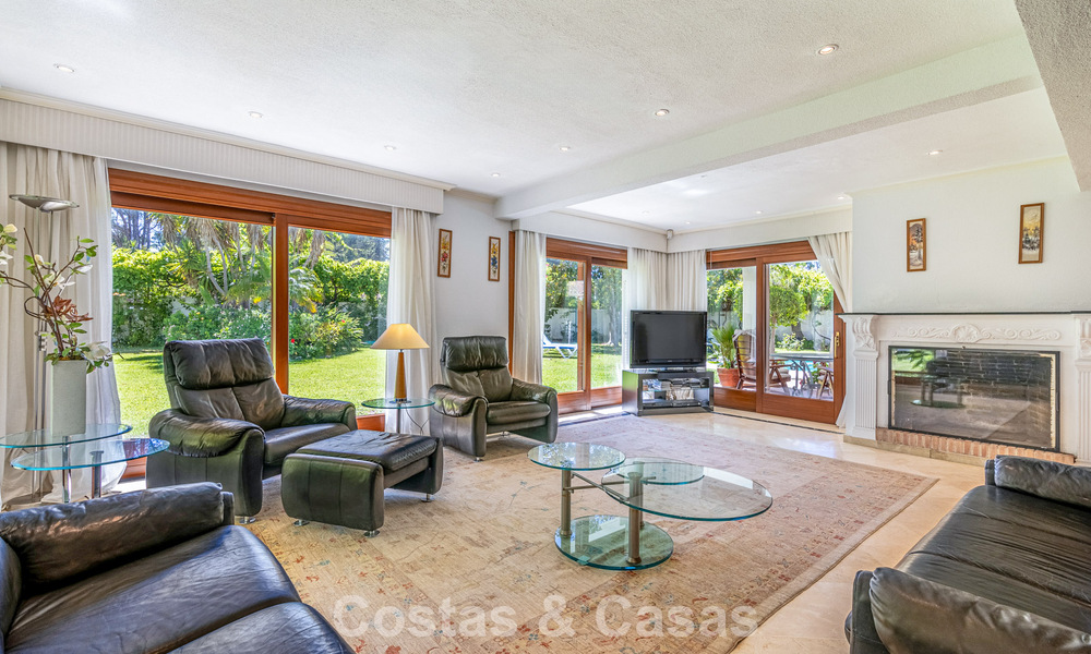 Villa a pocos pasos de la playa en venta en la exclusiva Nueva Milla de Oro entre Marbella y Estepona 802576