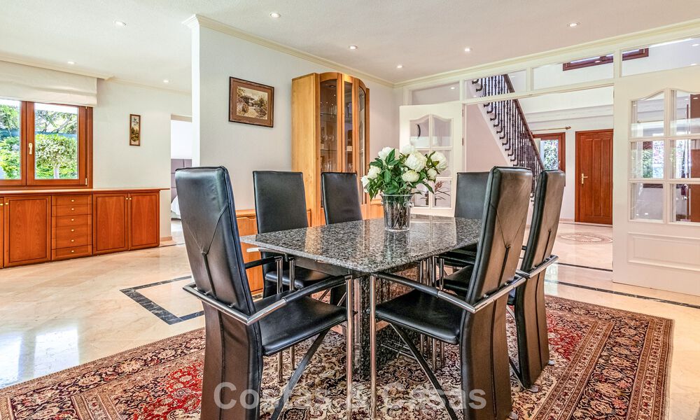 Villa a pocos pasos de la playa en venta en la exclusiva Nueva Milla de Oro entre Marbella y Estepona 802577