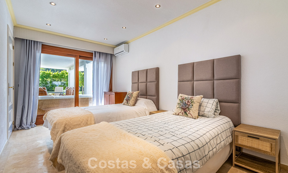 Villa a pocos pasos de la playa en venta en la exclusiva Nueva Milla de Oro entre Marbella y Estepona 802578
