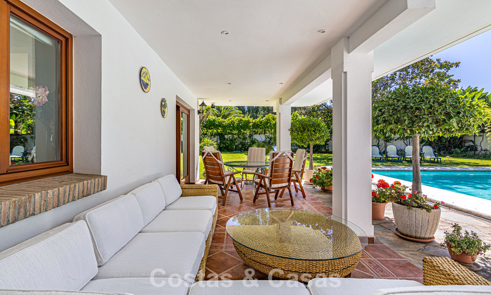 Villa a pocos pasos de la playa en venta en la exclusiva Nueva Milla de Oro entre Marbella y Estepona 802580