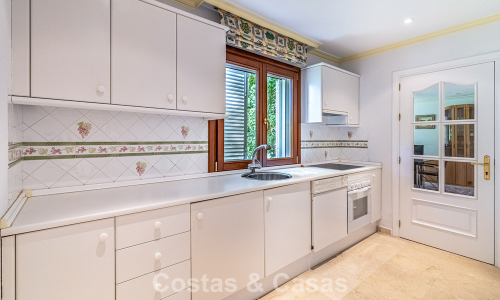 Villa a pocos pasos de la playa en venta en la exclusiva Nueva Milla de Oro entre Marbella y Estepona 802581