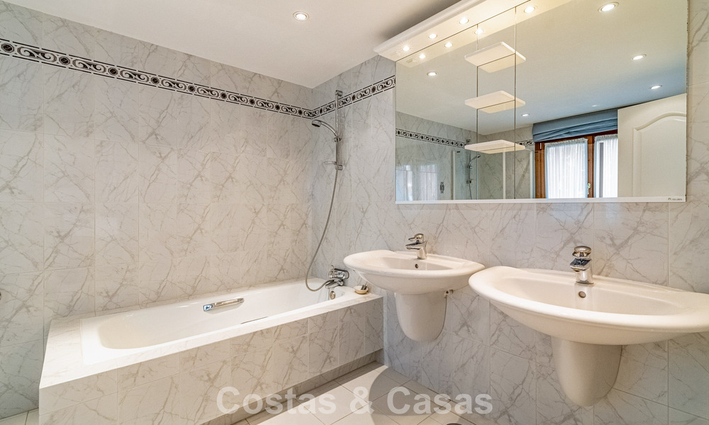 Villa a pocos pasos de la playa en venta en la exclusiva Nueva Milla de Oro entre Marbella y Estepona 802583