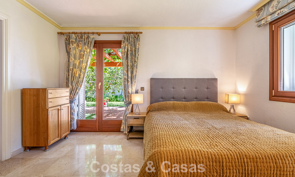 Villa a pocos pasos de la playa en venta en la exclusiva Nueva Milla de Oro entre Marbella y Estepona 802585
