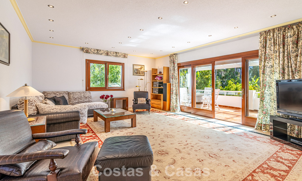 Villa a pocos pasos de la playa en venta en la exclusiva Nueva Milla de Oro entre Marbella y Estepona 802586