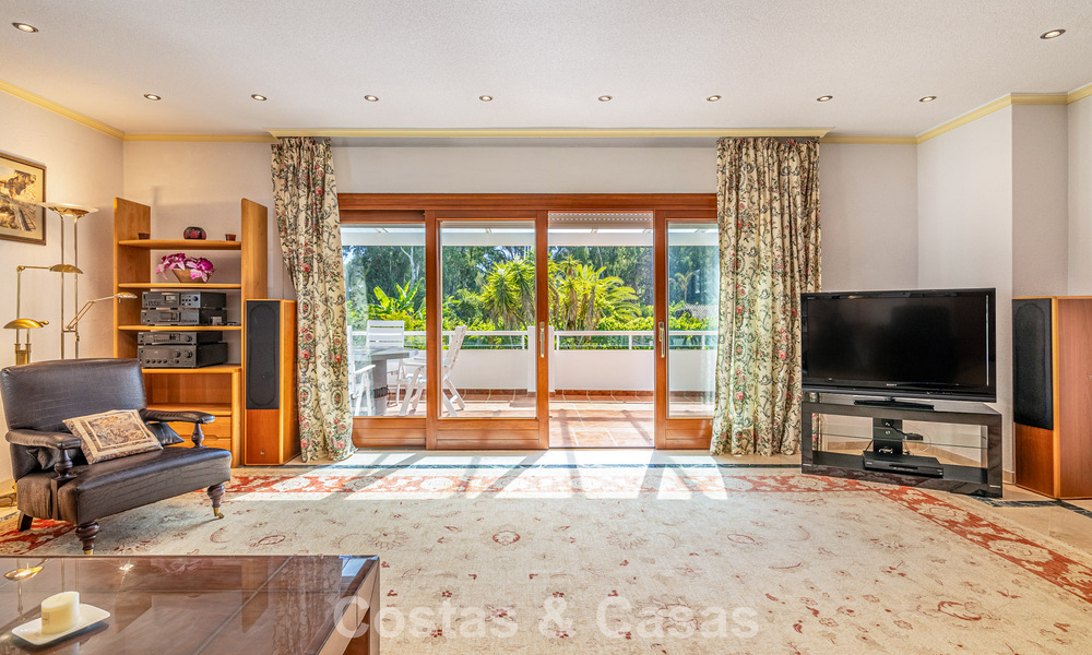 Villa a pocos pasos de la playa en venta en la exclusiva Nueva Milla de Oro entre Marbella y Estepona 802587