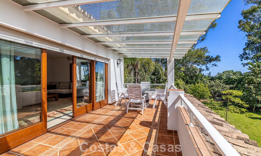Villa a pocos pasos de la playa en venta en la exclusiva Nueva Milla de Oro entre Marbella y Estepona 802590