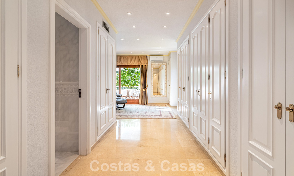 Villa a pocos pasos de la playa en venta en la exclusiva Nueva Milla de Oro entre Marbella y Estepona 802592