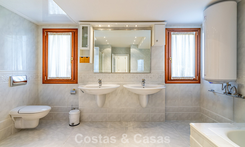 Villa a pocos pasos de la playa en venta en la exclusiva Nueva Milla de Oro entre Marbella y Estepona 802593