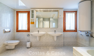 Villa a pocos pasos de la playa en venta en la exclusiva Nueva Milla de Oro entre Marbella y Estepona 802593 