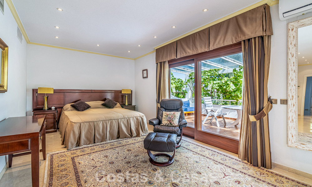 Villa a pocos pasos de la playa en venta en la exclusiva Nueva Milla de Oro entre Marbella y Estepona 802594