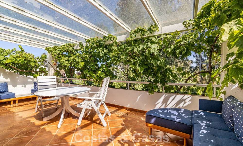 Villa a pocos pasos de la playa en venta en la exclusiva Nueva Milla de Oro entre Marbella y Estepona 802595
