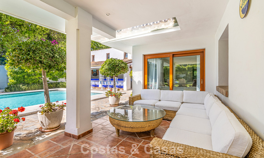 Villa a pocos pasos de la playa en venta en la exclusiva Nueva Milla de Oro entre Marbella y Estepona 802596