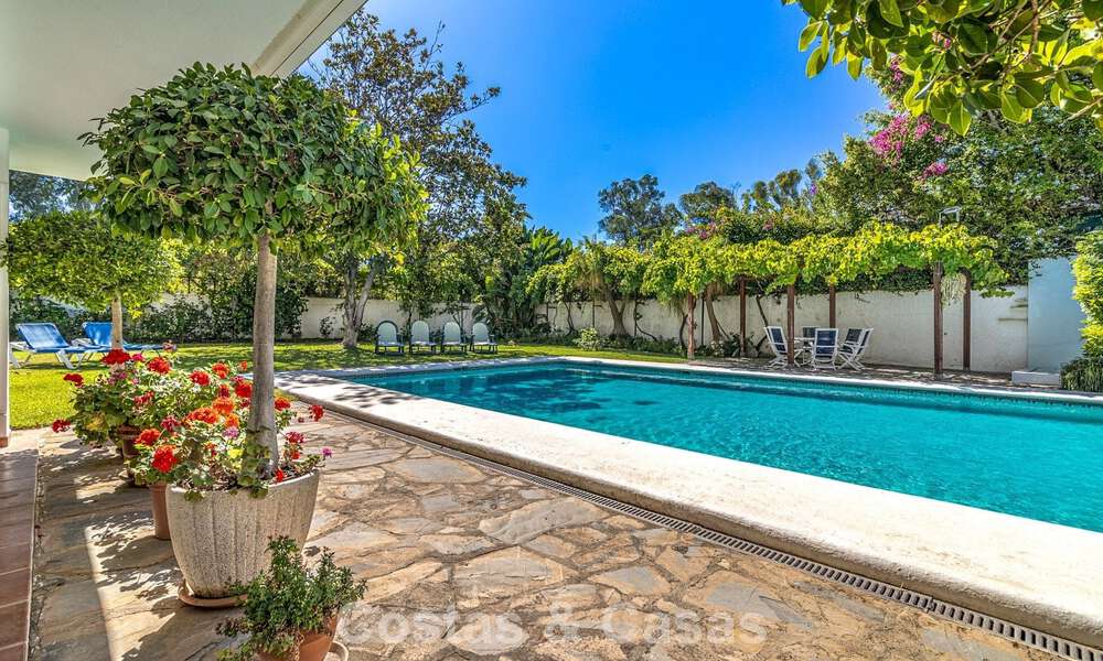 Villa a pocos pasos de la playa en venta en la exclusiva Nueva Milla de Oro entre Marbella y Estepona 802597