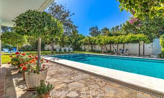 Villa a pocos pasos de la playa en venta en la exclusiva Nueva Milla de Oro entre Marbella y Estepona 802597 