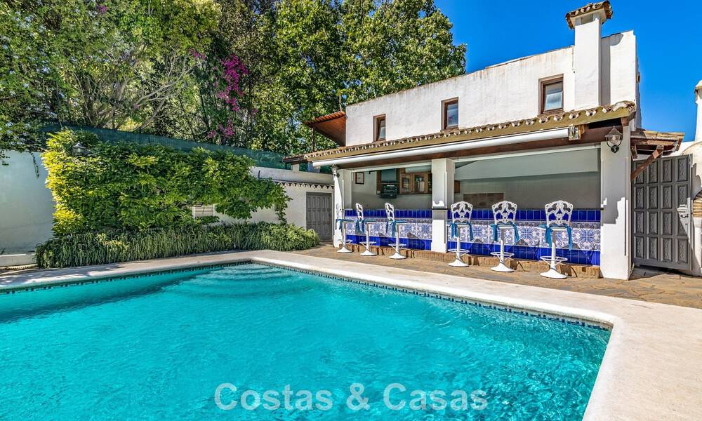 Villa a pocos pasos de la playa en venta en la exclusiva Nueva Milla de Oro entre Marbella y Estepona 802598
