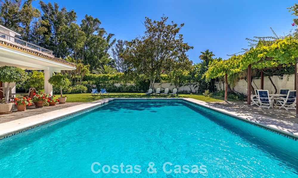 Villa a pocos pasos de la playa en venta en la exclusiva Nueva Milla de Oro entre Marbella y Estepona 802599