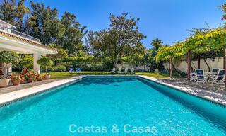 Villa a pocos pasos de la playa en venta en la exclusiva Nueva Milla de Oro entre Marbella y Estepona 802599 