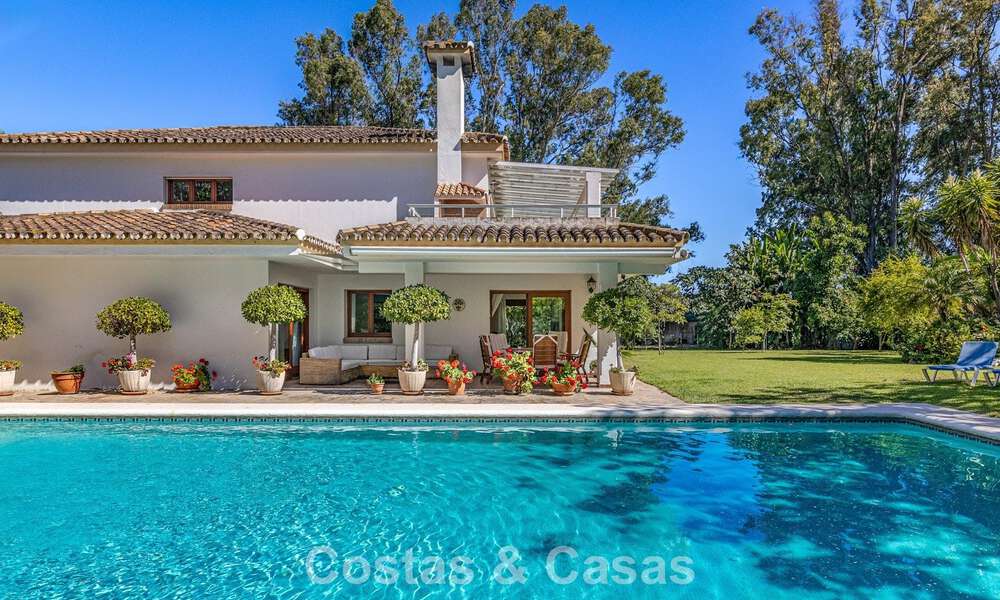 Villa a pocos pasos de la playa en venta en la exclusiva Nueva Milla de Oro entre Marbella y Estepona 802600