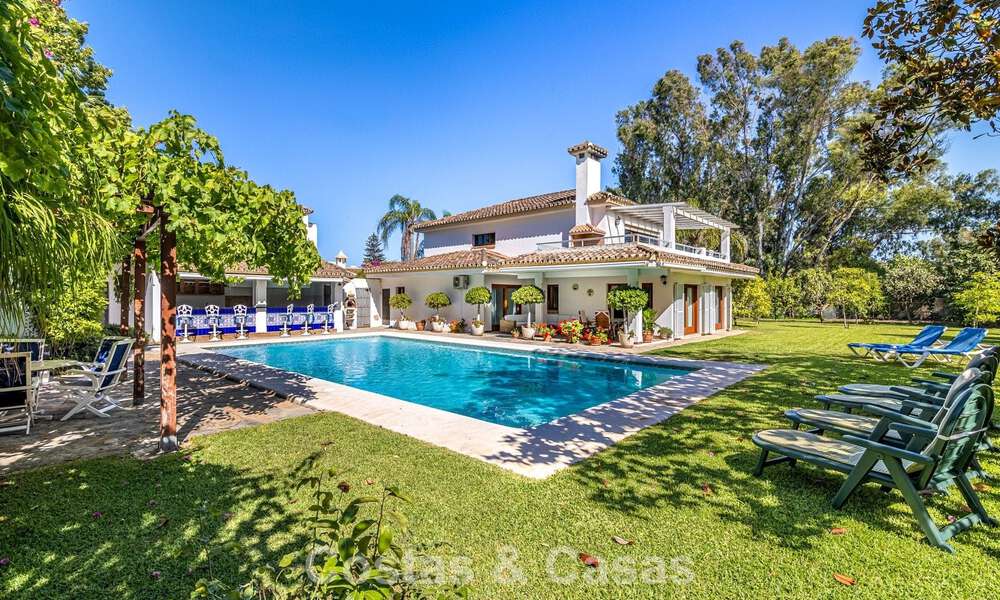 Villa a pocos pasos de la playa en venta en la exclusiva Nueva Milla de Oro entre Marbella y Estepona 802601