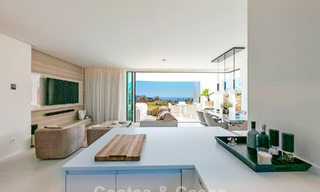 Moderno apartamento en planta baja con jardín y vistas al mar en venta en un exclusivo complejo boutique cerca de Marbella 802603 
