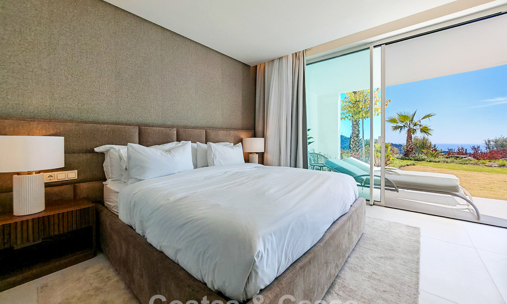 Moderno apartamento en planta baja con jardín y vistas al mar en venta en un exclusivo complejo boutique cerca de Marbella 802604