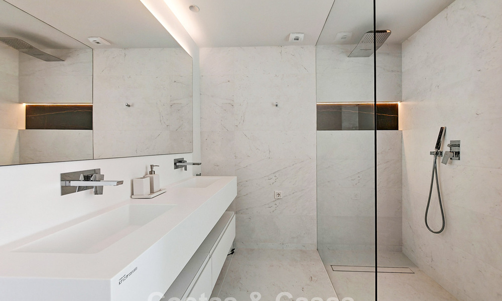 Moderno apartamento en planta baja con jardín y vistas al mar en venta en un exclusivo complejo boutique cerca de Marbella 802606